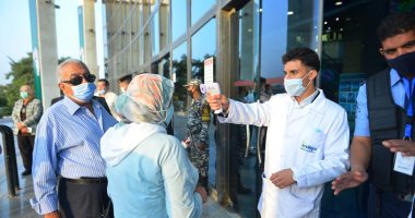 قياس درجة حرارة الزوار قبل دخول معرض أهلا مدارس للوقاية من كورونا