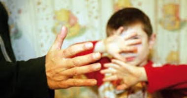 أب يعذب أطفاله ويجبرهم على شراء المخدرات انتقاما من زوجته.. المجنى عليهم: أخونا فقد النطق من كثرة الضرب والتعذيب.. الزوجة: تركت المنزل بسبب إدمانه واستيلائه على أموالى فانتقم منى فى الأولاد