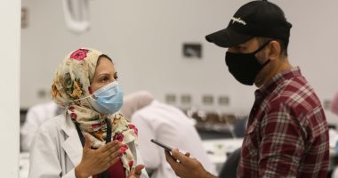 كيف يتم العمل على ترميم الحلى والزجاح والفخار بالمتحف الكبير؟.. صور