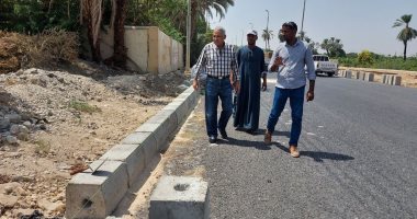 تواصل العمل بمدخل إسنا الشرقي وتركيب البلدورات قبل المرحلة الأخيرة للرصف..صور