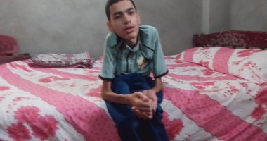 عمر مجدى تحدى الإعاقة بعد إصابته بضمور فى النخاع الشوكى والتحق بالصيدلة