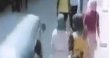 الأمن يحقق فى واقعة دفع شاب لفتاة بقدمه من داخل توك توك بسوهاج.. فيديو