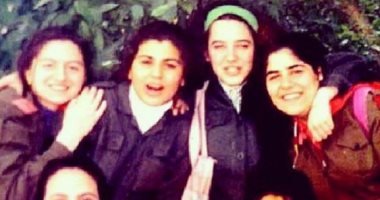 سلاف فواخرجى فى صورة نادرة لها مع أصدقائها من أيام البكالوريا