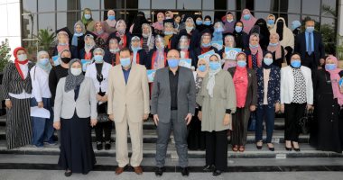 محافظ بنى سويف يكرم 15 طالبة من الأوائل والمتفوقات بالثانوية العامة.. صور