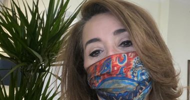 غادة والى تحث على ارتداء الكمامة بصورة.. وتعلق: نرتدى قناعا لوقف COVID 19
