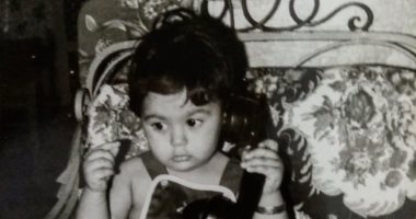 لقاء الخميسي تستعيد ذكرياتها بصورة أبيض × أسود من دولاب الطفولة
