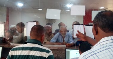 صور.. إقبال كبير بأسيوط على تقديم طلبات التصالح فى بعض مخالفات البناء