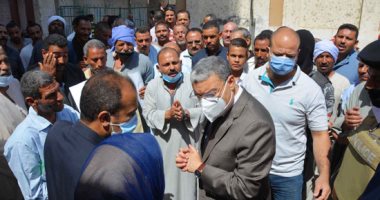 محافظ المنيا يتابع استقبال طلبات التصالح ويستمع لمطالب المواطنين.. صور