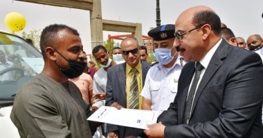 محافظ أسوان يدشن مشروع إحلال سيارات الكبود بميكروباص جديدة.. صور