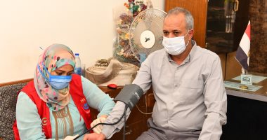سكرتير عام محافظة قنا يجرى فحصا طبيا بمبادرة 100 مليون صحة.. صور