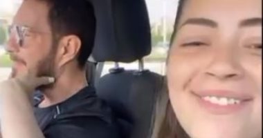 ليلى زاهر تغنى لوالدها "أماكن السهر" فى السيارة.. فيديو