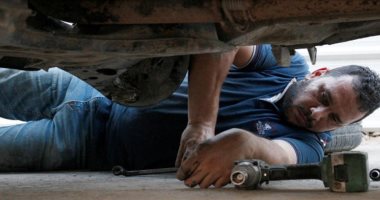 مفيش مستحيل.. ميكانيكى سيارات عراقى كفيف يلفت الأنظار إليه.. صور