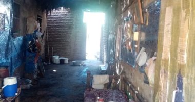 رئيس مدينة إسنا يتواصل مع أسرة تقيم بمنزل متهالك لحل أزمتها بتعليمات المحافظ