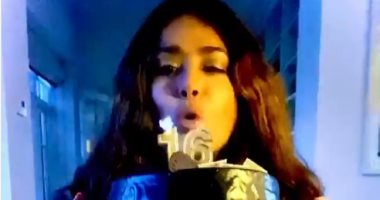 سلمى حايك تحتفل بوصول متابعيها لـ 16 مليوناً بتورتة وشموع.. فيديو وصور