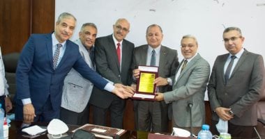 هندسة طنطا تكرم عمدائها السابقين