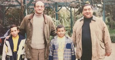 مصطفى بسيط يكشف عن صورة من طفولته تجمعه بالراحل علاء ولى الدين وشريف عرفة