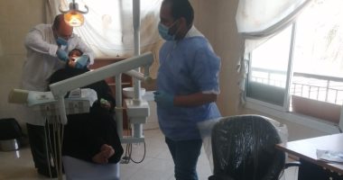 توقيع الكشف الطبى على 976 مواطنا فى قافلة طبية بسوهاج.. صور