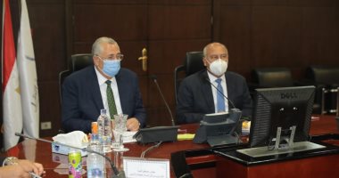 وزيرا النقل والزراعة يبحثان ربط المناطق الزراعية بمشروعات الطرق وخطوط السكة الحديد