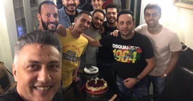 مصطفى قمر يحتفل بعيد ميلاده مع ابنه إياد وأصدقائه.. صور