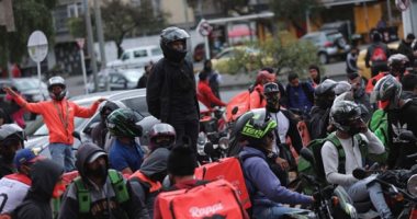 عمال التوصيل فى كولومبيا يحتجون للمطالبة بتحسين الأجور وظروف العمل.. صور