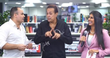 حكيم لتليفزيون اليوم السابع: مش بعترف باسم مهرجانات وهى امتداد لموسيقى الجيل.. مفيش شعبى بيطربنى وبحب أغانى الهضبة وفؤش.. أغنية "يامايا" بتبكينى كل ما أغنيها عشان بتفكرنى بأمى.. وعندى 8 كلاب وهما مش صحاب أونطة