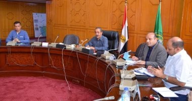 محافظ الإسماعيلية يستعرض موقف ملف التصالح فى مخالفات البناء.. صور
