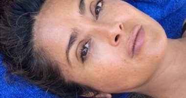 سلمى حايك فى صورة بشعرها الأبيض.. وتعلق: شعر الحكمة
