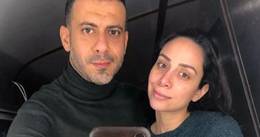 محمد فراج يتغزل فى خطيبته بكلمات محمد منير