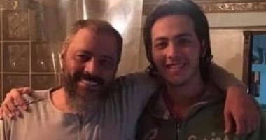 عمرو عبد الجليل فى صورة مع ابنه الكبير: "حبيب قلبى الجوانى"