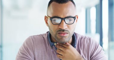 احذر.. ارتداء كمامة متسخة يصيبك بالتهاب الحلق