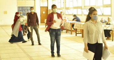 رئيس جامعة المنيا يتابع إجراءات الكشف الطبى للطلاب المستجدين فى يومها الأول