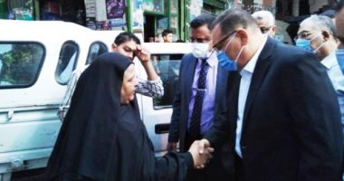 محافظ الشرقية يؤدى واجب العزاء فى عامل نظافة صدمته سيارة أثناء العمل