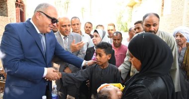 محافظ قنا يقدم واجب العزاء لشهيديّ لقمة العيش بقرية الترامسة