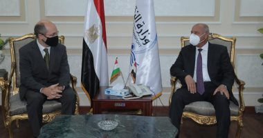 وزير النقل يبحث مع سفير المجر بالقاهرة الاستثمار فى قطاع السكة الحديد  