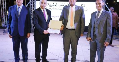 محافظ سوهاج يكرم 250 من العاملين بالقطاع الطبى.. صور