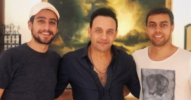 تيام مصطفى قمر يهنئ والده بعيد ميلاده بصورتين بين الماضي والحاضر