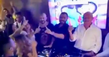 تامر حسنى يحتفل بنجاح أغنية اختراع مع محمود العسيلى ونجيب ساويرس.. فيديو