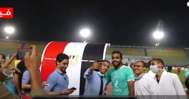 شاهد كهربا يلتقط "سيلفى" مع جماهير الأهلى بعد مباراة نادى مصر