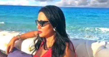 رانيا يوسف تودع أيام الصيف بآخر صورة على البحر 