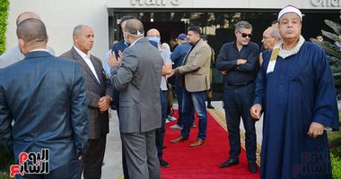 الآلاف ينتظرون صلاة الجنازة على فريد خميس بمصنعه في العاشر من رمضان