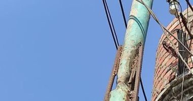 مواطن يستغيث بالكهرباء بسبب عامود إنارة متهالك ينذر بكارثة بكفر الزيات