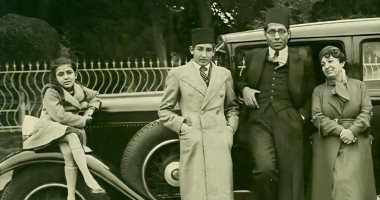 صورة نادرة لـ إحسان عبد القدوس مع والدته روز اليوسف وأخته آمال طليمات