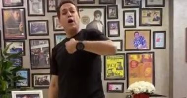حكيم يرقص على أنغام "صحاب أونطة" ويدعو جمهوره للمشاركة فى التحدي.. فيديو