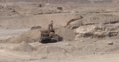 الاستمرار فى إنشاء سدود وبحيرات صناعية لمجابهة السيول بالقصير .. صور