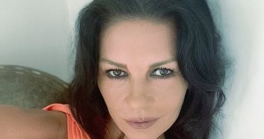  صورة كاترين زيتا جونز تحمل رسالة متفائلة قبل يوم من احتفالها بعيد ميلادها الـ51