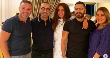 زينة فى أحدث صور لها مع أصدقائها: عشرة العمر