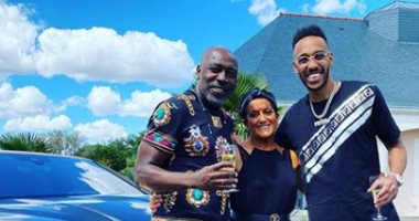 أوباميانج مهاجم أرسنال يحتفل بعيد ميلاد والدته قبل مواجهة ليفربول.. صورة