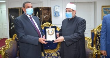 محافظ البحيرة يهدى درع المحافظة لوزير الأوقاف تقديرا لجهوده الدعوية والوطنية