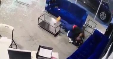 أب يتلقى الرصاص بجسده لحماية أطفاله من إطلاق نار في نيويورك.. فيديو وصور