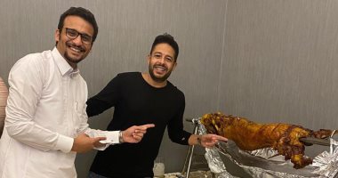 محمد حماقى يجتمع مع أصدقائه على وليمة قبل حفله فى السعودية "صور"